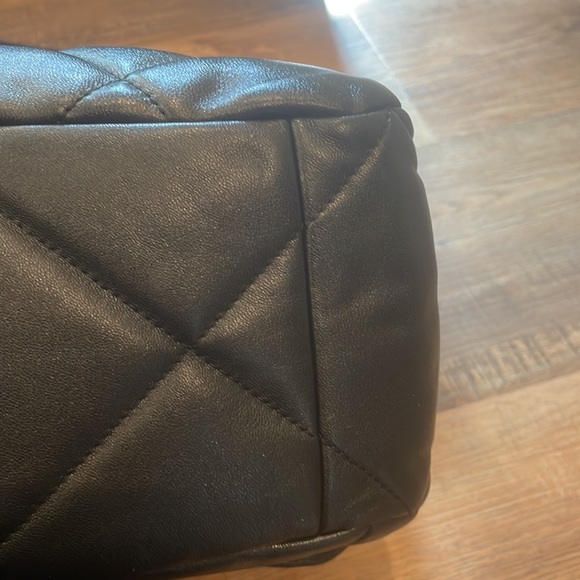 2021 Chanel 19 in Black. Very good condition - Picture 6 of 12